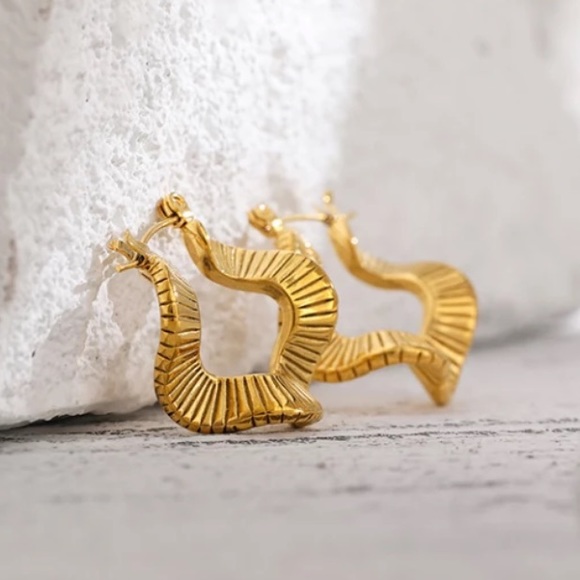 💛Gold plated irregular hoop earrings - Picture 2 of 7